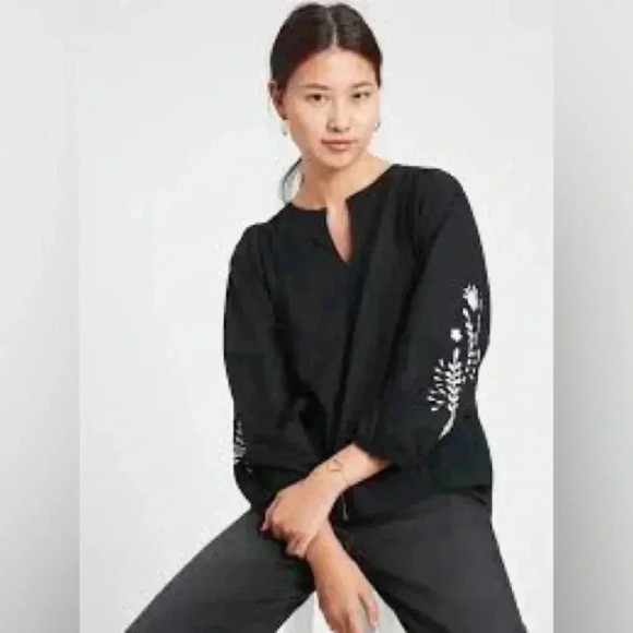 BANANA REPUBLIC BLACK WITH EMBROIDERY TOP - Picture 1 of 5